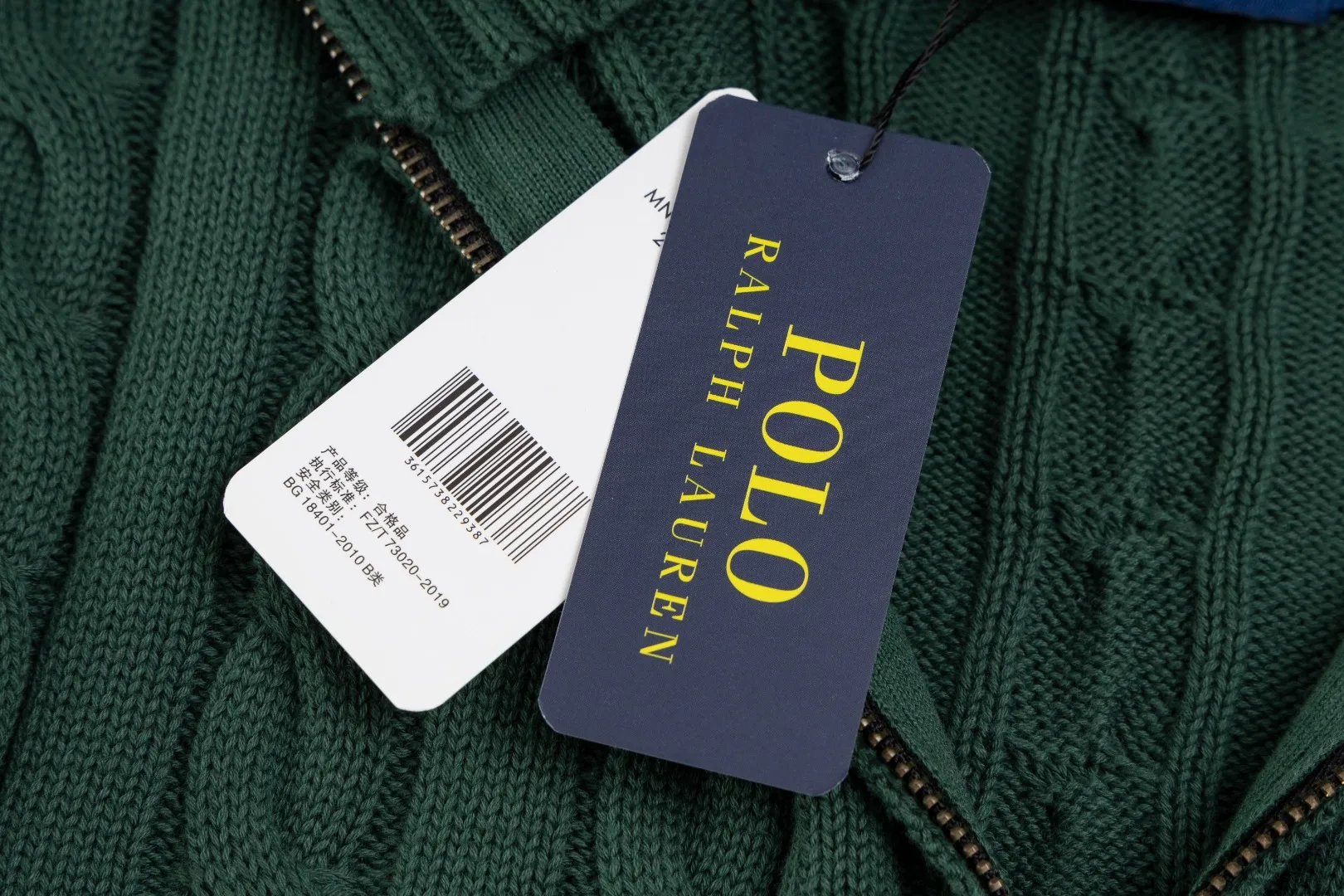 P236 #R92 RALPH LAUREN Ralph Lauren fifteen colors classic small label embroidery logo turtleneck pullover half-zip knitted cable sweater with high-density LOGO embroidery on the chest and original customized tag accessories. Made of pure cotton yarn, pure cotton is skin-friendly and comfortable, small label war horse embroidered twist turtleneck sweater 🐎 high quality, follow the blogger to learn how to wear it! Let’s buy a Ralph Lauren cable sweater. It’s a super hard-to-find series after it became popular. It’s hard to find one on the official website. It’s simple and practical to wear, with a lazy and loose feel. The thickened fabric has more texture, feels soft and delicate, and has a loose fit. Whether worn alone or layered, you can wear different styles of fashion with just one piece!   Size：XS S M L